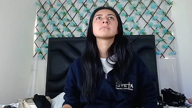 Snapshot of EmmaWilliamss chatting on November 16, 2025, 4:34 pm EmmaWilliamss online show from November 16, 2025, 4:34 pm