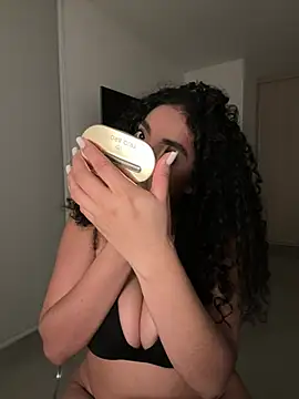 Snapshot of Mariecurl chatting on February 1, 2026, 9:13 pm Mariecurl online show from February 1, 2026, 9:13 pm