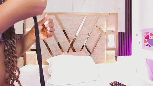 Athenea Mills online show from October 9, 2025, 7:03 pm