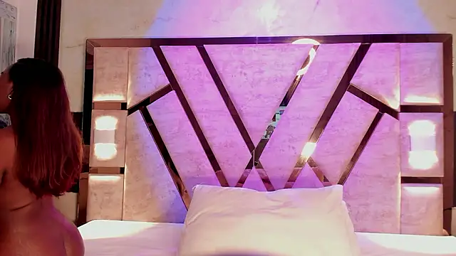 Athenea Mills online show from March 19, 2026, 6:52 pm