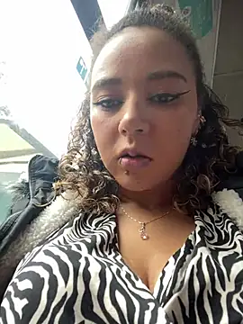 charlott lens online show from February 17, 2025, 2:49 pm