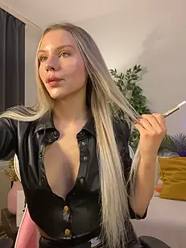 Snapshot of KittyKatyDream chatting on November 4, 2025, 3:38 pm KittyKatyDream online show from November 4, 2025, 3:38 pm