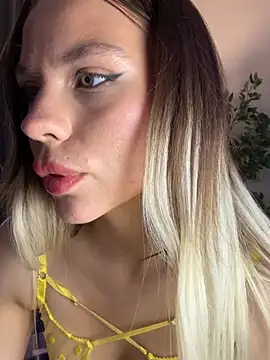 Snapshot of KittyKatyDream chatting on March 14, 2025, 12:40 pm KittyKatyDream online show from March 14, 2025, 12:40 pm