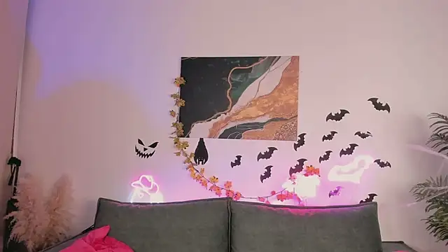 LauraCoy online show from November 3, 2025, 7:39 pm