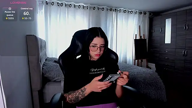 aliice walker  online show from November 26, 2025, 1:55 pm