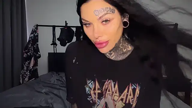 claudiacvc95 online show from October 28, 2025, 3:40 am