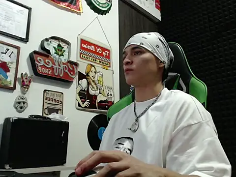 Snapshot of Curly_Angel24 chatting on November 30, 2025, 1:17 am Curly Angel24 online show from November 30, 2025, 1:17 am