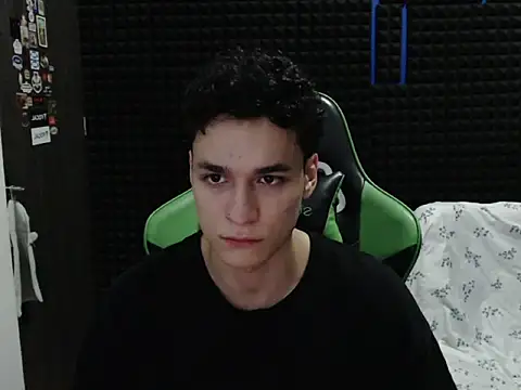 Snapshot of Curly_Angel24 chatting on December 5, 2025, 1:05 am Curly Angel24 online show from December 5, 2025, 1:05 am