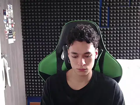 Snapshot of Curly_Angel24 chatting on December 5, 2025, 4:05 pm Curly Angel24 online show from December 5, 2025, 4:05 pm