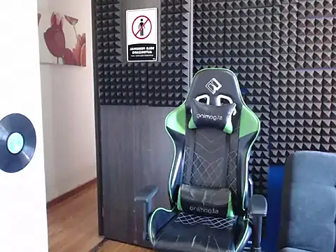 Snapshot of Curly_Angel24 chatting on December 20, 2025, 5:05 pm Curly Angel24 online show from December 20, 2025, 5:05 pm