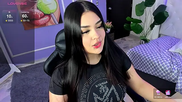 martinasaez online show from December 5, 2025, 9:01 pm