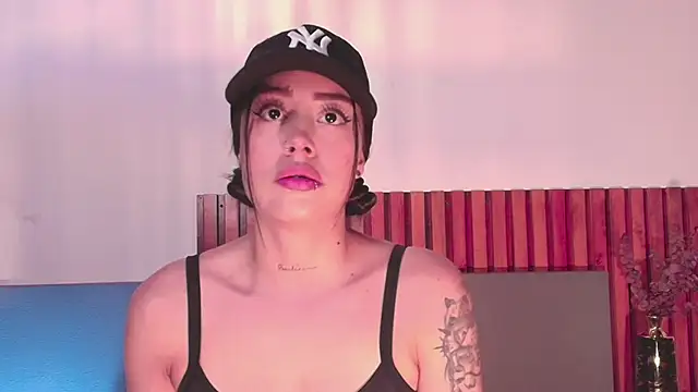 Snapshot of NoraDasilva chatting on December 2, 2025, 1:35 pm NoraDasilva online show from December 2, 2025, 1:35 pm