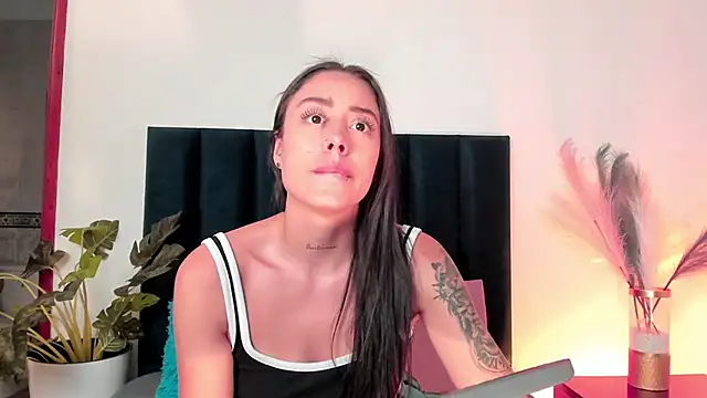 Snapshot of NoraDasilva chatting on October 8, 2025, 12:34 am NoraDasilva online show from October 8, 2025, 12:34 am