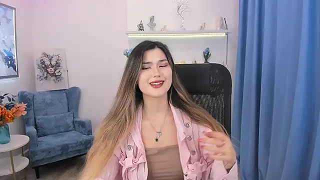 AnneTLi online show from November 24, 2025, 7:36 pm