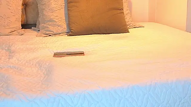 KeryHillson online show from November 11, 2025, 11:49 am