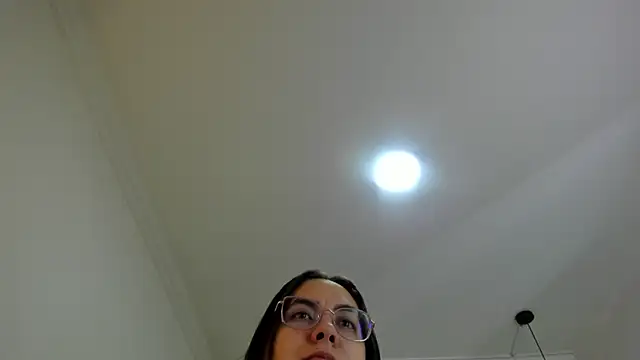 nalalye cruzz  online show from April 19, 2026, 3:07 am