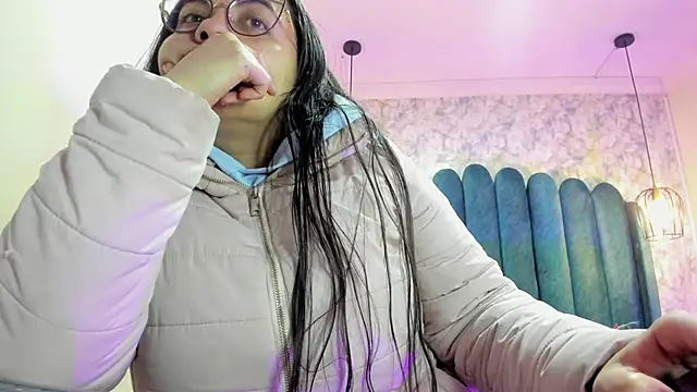 nalalye cruzz  online show from September 12, 2025, 2:01 am