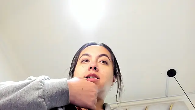 nalalye cruzz  online show from March 16, 2025, 2:43 am