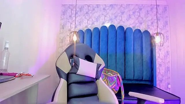 nalalye cruzz  online show from September 18, 2025, 2:03 am