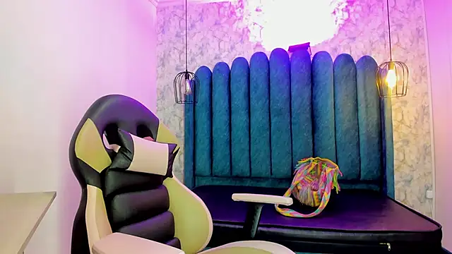 nalalye cruzz  online show from December 17, 2025, 2:27 am