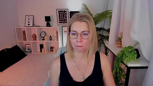 Annie Light online show from November 22, 2025, 1:43 pm