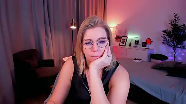 Annie Light online show from April 17, 2026, 6:49 am