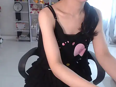 TinyGirls online show from April 13, 2026, 4:27 am