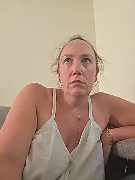 Snapshot of Wisie_Cutie chatting on May 23, 2026, 1:21 pm Wisie Cutie online show from May 23, 2026, 1:21 pm