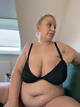 BBW Nora online show from October 24, 2025, 8:24 am