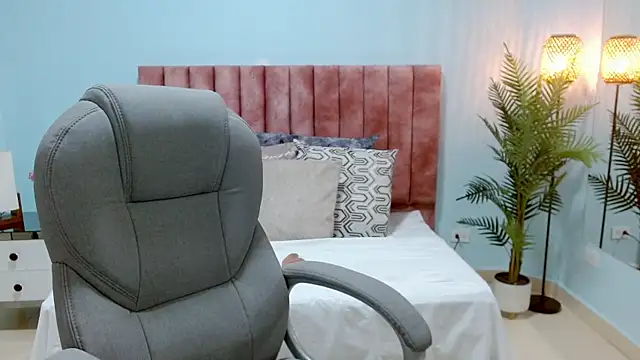 sophia hadid online show from November 13, 2025, 8:35 pm