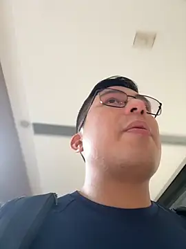 andrewmhilton  online show from December 3, 2025, 7:46 pm