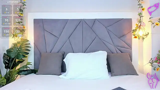 Snapshot of KiarhaTrixie chatting on November 7, 2025, 3:11 am KiarhaTrixie online show from November 7, 2025, 3:11 am