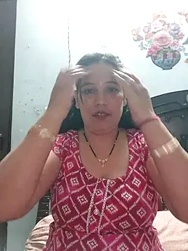 Snapshot of Poojabhabi101 chatting on February 18, 2026, 5:27 am Poojabhabi101 online show from February 18, 2026, 5:27 am