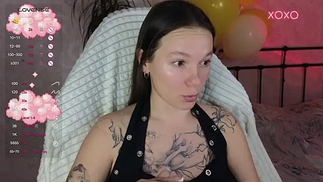 Snapshot of lil_luna_x chatting on February 4, 2026, 7:53 pm lil luna x online show from February 4, 2026, 7:53 pm