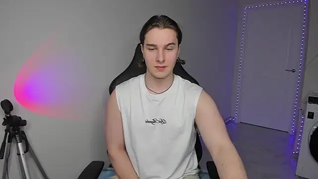 Snapshot of Vincent_Strong chatting on February 3, 2025, 2:02 pm Vincent Strong online show from February 3, 2025, 2:02 pm