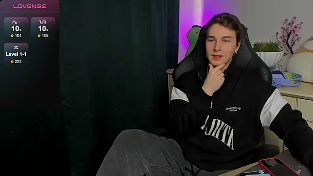 Snapshot of Vincent_Strong chatting on September 29, 2025, 12:55 pm Vincent Strong online show from September 29, 2025, 12:55 pm