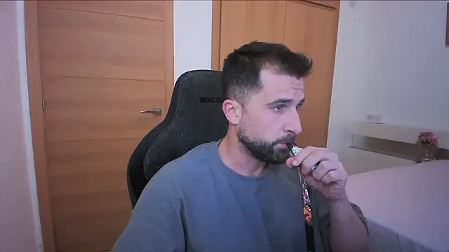 Snapshot of alex877x chatting on October 19, 2025, 5:48 pm alex877x online show from October 19, 2025, 5:48 pm