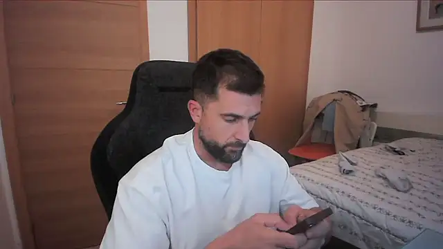 Snapshot of alex877x chatting on October 18, 2025, 9:39 pm alex877x online show from October 18, 2025, 9:39 pm