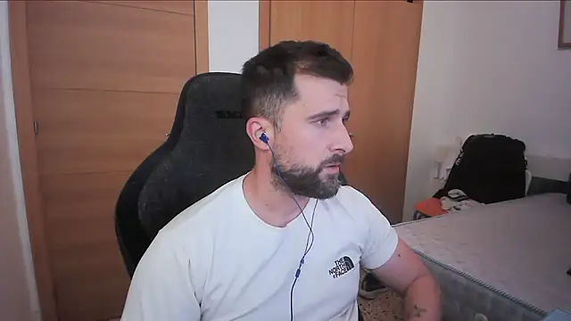 Snapshot of alex877x chatting on October 8, 2025, 9:04 pm alex877x online show from October 8, 2025, 9:04 pm