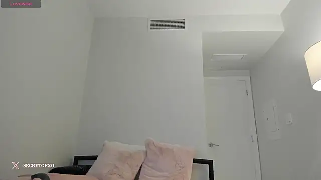 Snapshot of secretgirlfriendxo chatting on December 18, 2024, 9:47 am secretgirlfriendxo online show from December 18, 2024, 9:47 am