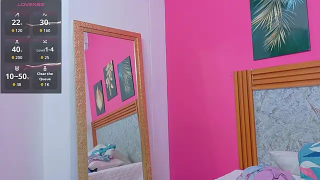 littlee emilyy  online show from April 17, 2026, 12:52 pm