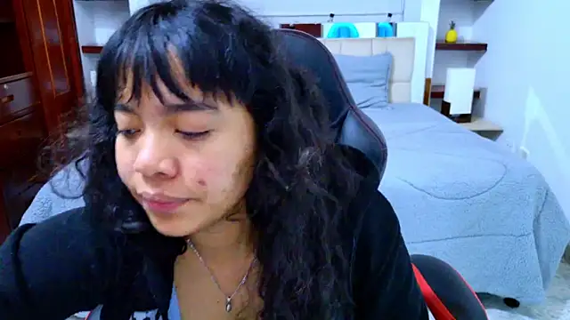 laureentt  online show from November 1, 2025, 3:24 am