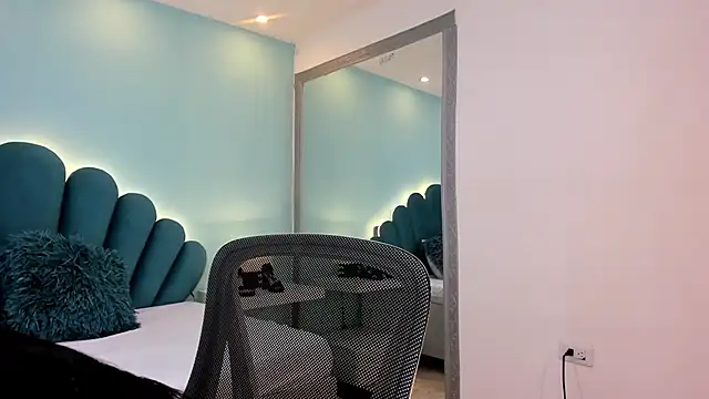 sharlott18 online show from February 13, 2026, 1:33 pm