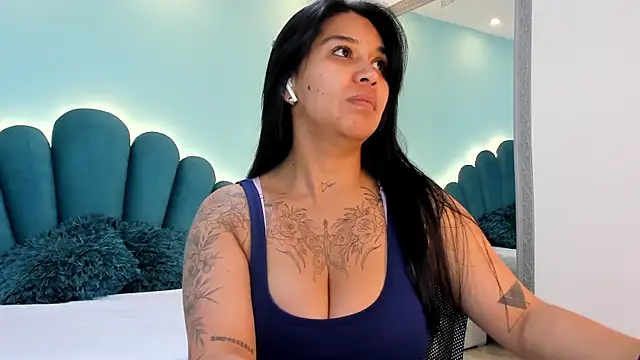 sharlott18 online show from February 4, 2026, 12:33 pm