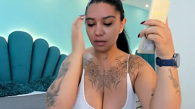 sharlott18 online show from January 15, 2026, 1:03 pm