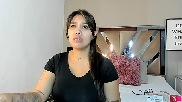 Snapshot of sharlott18 chatting on December 25, 2024, 1:51 pm sharlott18 online show from December 25, 2024, 1:51 pm