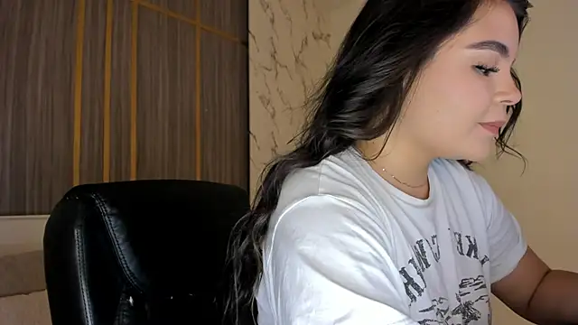 Snapshot of IsabellaAllen chatting on February 15, 2026, 12:11 am IsabellaAllen online show from February 15, 2026, 12:11 am