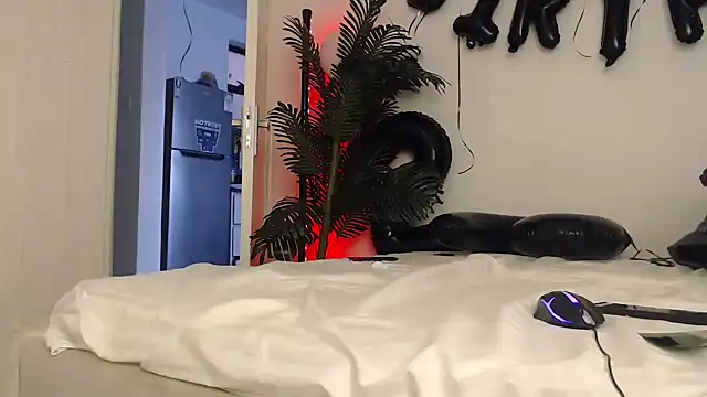 CurvyGlass online show from October 16, 2025, 2:36 pm