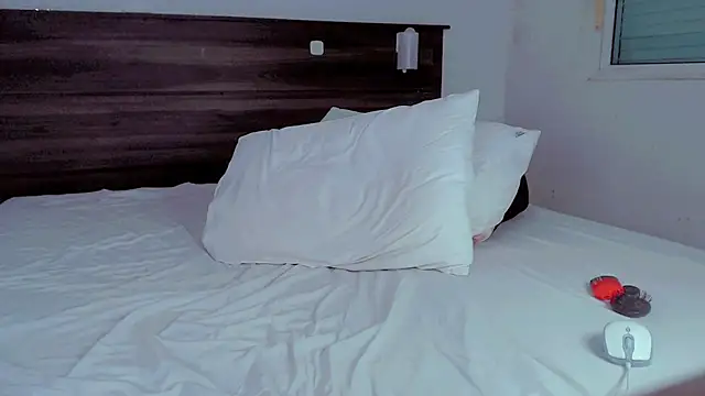 isahot22 online show from November 13, 2025, 9:19 pm