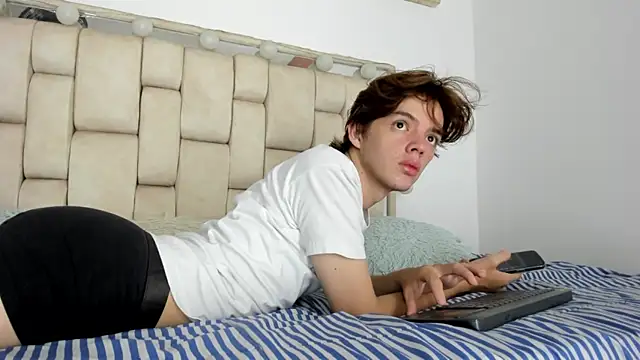 daniel hot03 online show from December 22, 2025, 1:22 pm